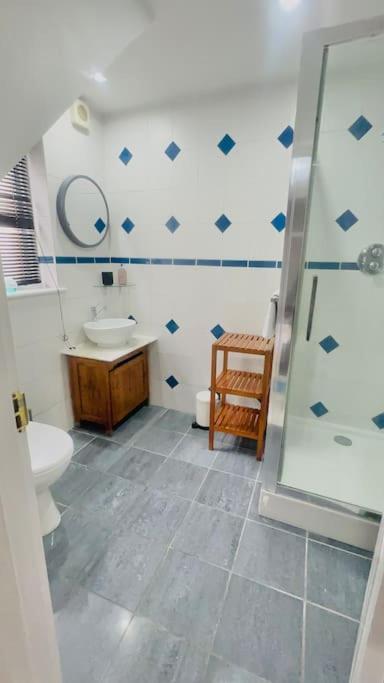Amazing Location - City Of London- 2 Bedroom Stunning Canal View House With Private Garden,Parking & Balcony 외부 사진