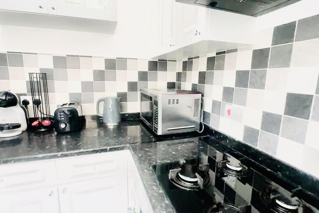 Amazing Location - City Of London- 2 Bedroom Stunning Canal View House With Private Garden,Parking & Balcony 외부 사진
