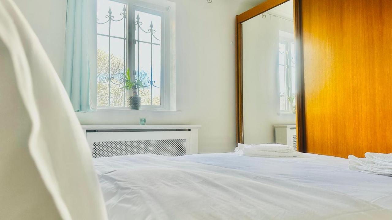 Amazing Location - City Of London- 2 Bedroom Stunning Canal View House With Private Garden,Parking & Balcony 외부 사진