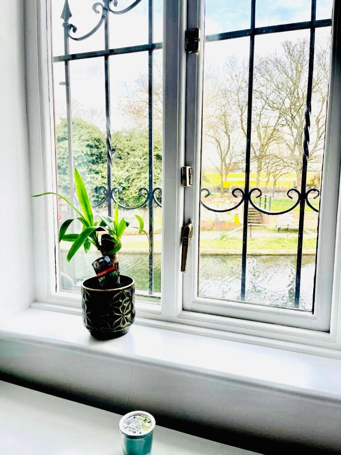 Amazing Location - City Of London- 2 Bedroom Stunning Canal View House With Private Garden,Parking & Balcony 외부 사진