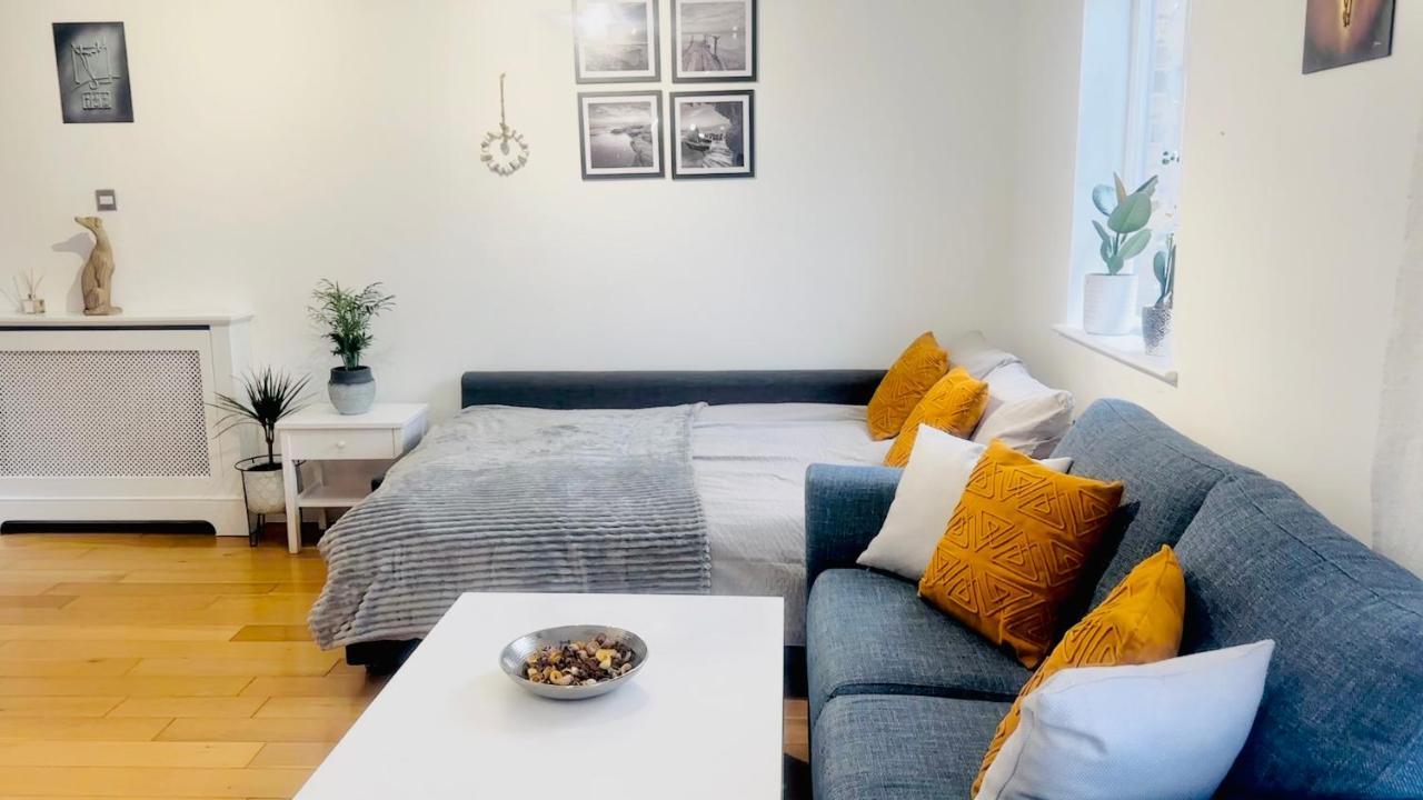Amazing Location - City Of London- 2 Bedroom Stunning Canal View House With Private Garden,Parking & Balcony 외부 사진