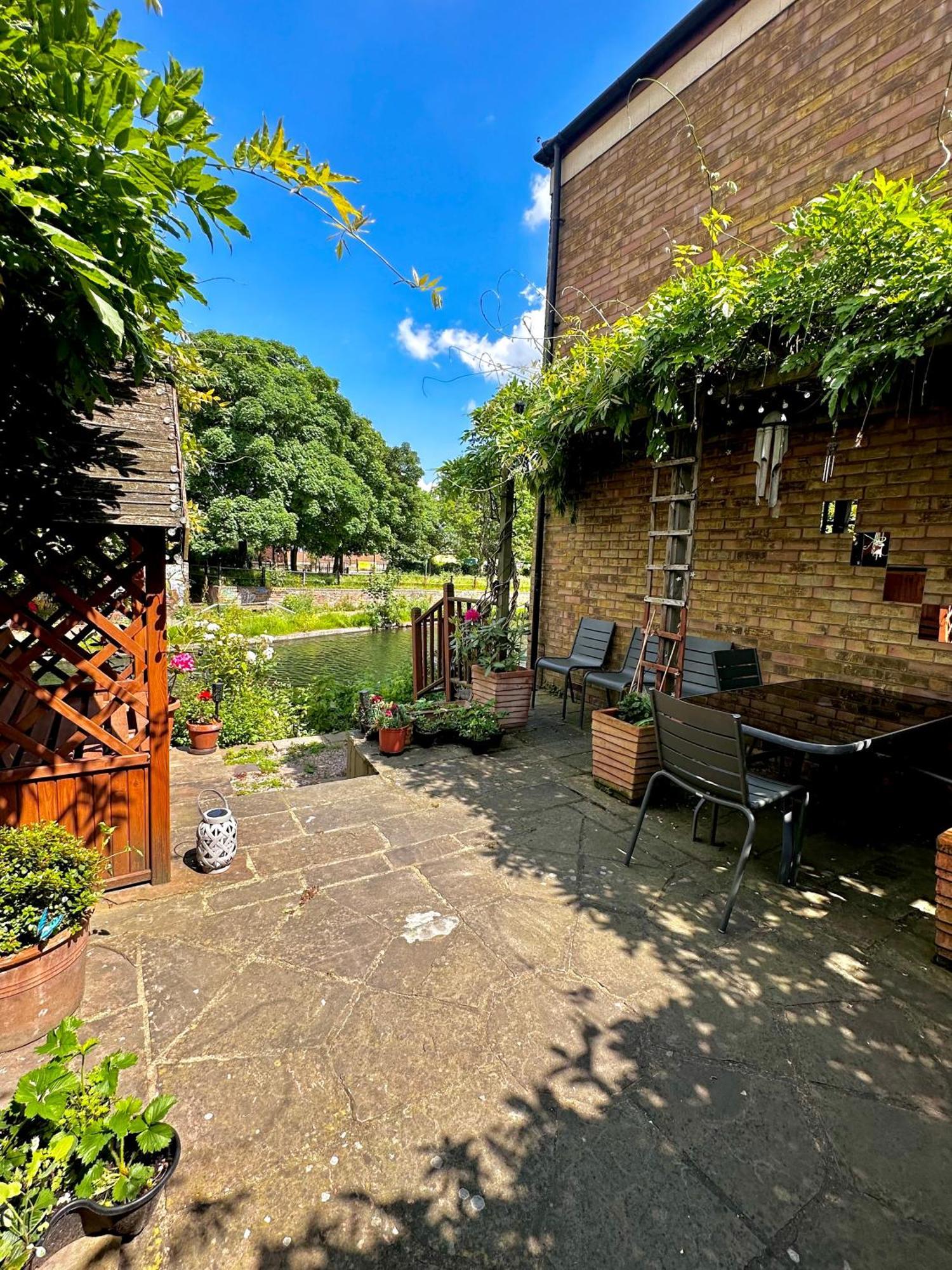 Amazing Location - City Of London- 2 Bedroom Stunning Canal View House With Private Garden,Parking & Balcony 외부 사진