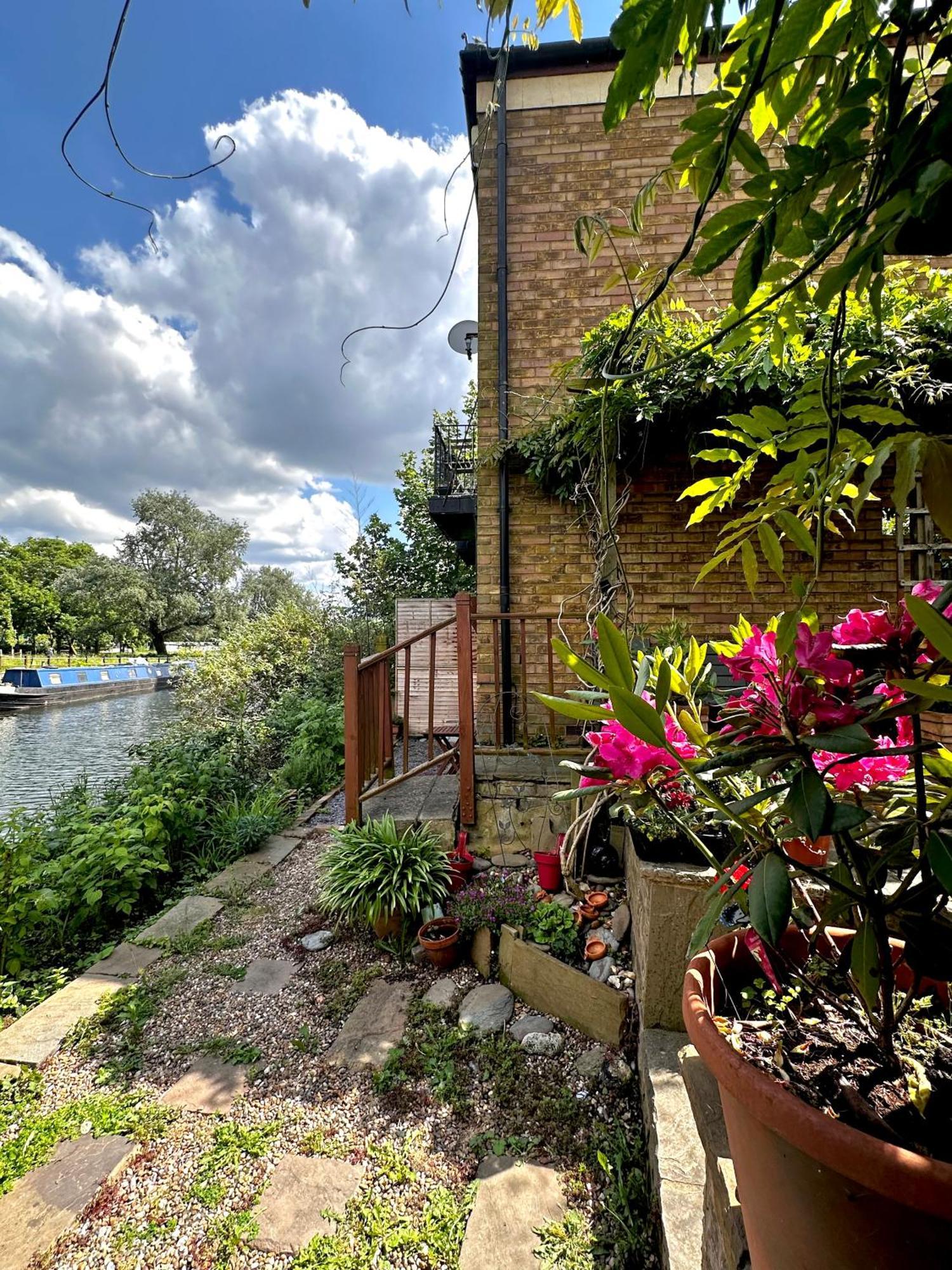 Amazing Location - City Of London- 2 Bedroom Stunning Canal View House With Private Garden,Parking & Balcony 외부 사진